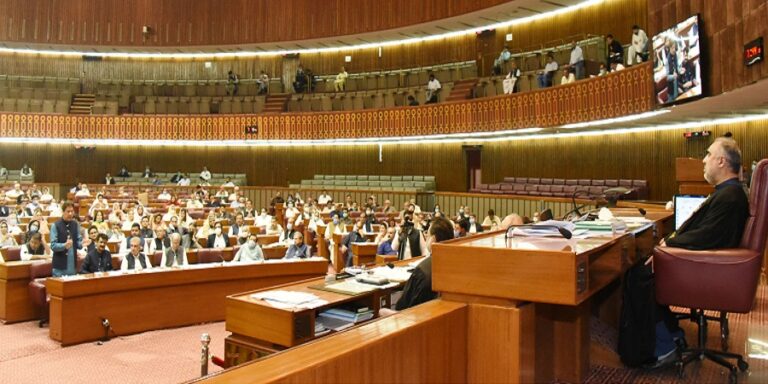 اپوزیشن کی مخالفت کے باوجود حکومت ایف اے ٹی ایف سے متعلقہ بل پاس کرانے میں کامیاب