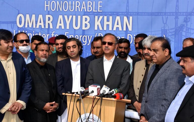 بجلی کی قیمت میں اضافہ انتہائی مجبوری میں کرنا پڑا: وزیر توانائی عمر ایوب