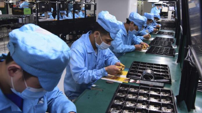 why-is-usa-lacking-behind-china-in-smartphone-manufacturing