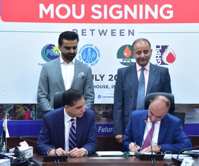 سعودی عرب کی پاکستان میں 10 ارب ڈالر کی سرمایہ کاری، آئل ریفائنری پراجیکٹ کے ایم او یو پر دستخط
